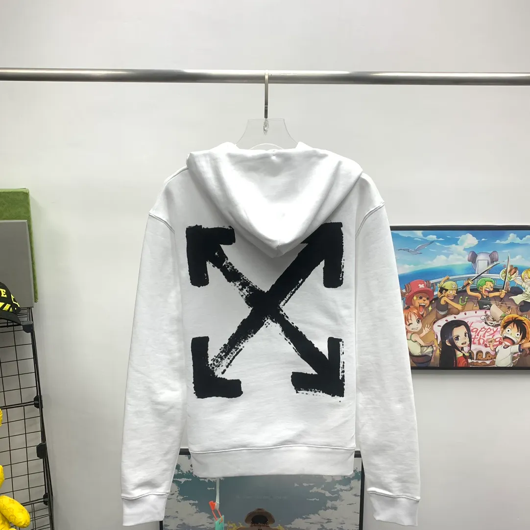 The top tested version of Off-White's new 2023 autumn and winter spray-painted graffiti arrow hooded sweatshirt. The new style adds graffiti elements, adding a touch of literary style to the overall through-style short-sleeved style. This is a typical OFF retro literary style. This is also the first expression of the two cultures since the merger with LV in 2021. The printing adopts screen printing imported glue technology, and the ink dots are even, imitating the natural dynamics of spray paint. The hollows are both dark and light, the transition is smooth, and the gradient effect is visible to the naked eye. The front printing uses the same process. Minimalist letter logo on the chest, OS version, same style for men and women! The 480g cotton texture feels smooth and textured, with full drape.  Color: Black White Size: XS-L P:410